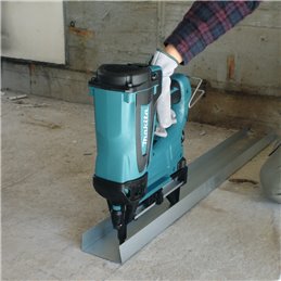 Clavadora de gas Makita GN420CLSE