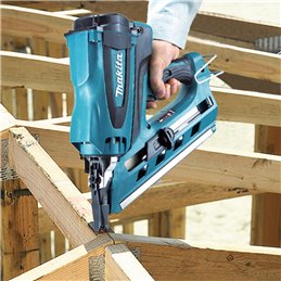 Clavadora de gas Makita GN900SE